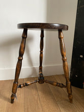 Charger l'image dans la galerie, Tabouret en bois tripode vintage