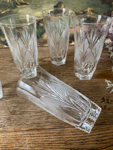 Charger l'image dans la galerie, Verres hauts en verre ciselé vintage