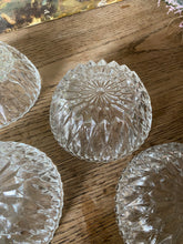 Charger l'image dans la galerie, Coupelles en verre ciselé vintage