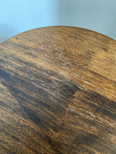 Charger l'image dans la galerie, Tabouret en bois tripode vintage