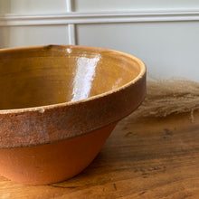 Charger l'image dans la galerie, Grand saladier artisanal en terre cuite vintage
