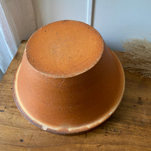 Charger l'image dans la galerie, Grand saladier artisanal en terre cuite vintage
