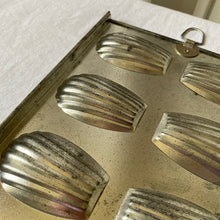Charger l'image dans la galerie, Moule à madeleines en inox ancien
