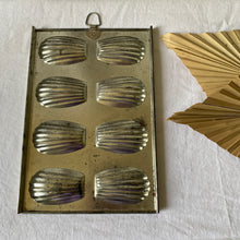 Charger l'image dans la galerie, Moule à madeleines en inox ancien

