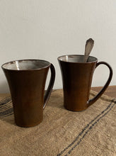 Charger l&#39;image dans la galerie, Duo de mugs en grès émaillé
