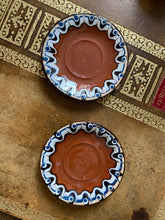 Charger l&#39;image dans la galerie, Duo de tasses à café en poterie bulgare vintage
