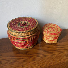 Charger l'image dans la galerie, Duo vintage de petits paniers artisanaux tressés
