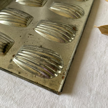 Charger l'image dans la galerie, Moule à madeleines en inox ancien
