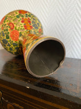 Charger l&#39;image dans la galerie, Vase fleuri en carton bouilli
