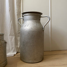 Charger l'image dans la galerie, Grands pots à lait anciens
