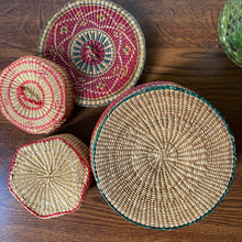 Charger l'image dans la galerie, Duo vintage de petits paniers artisanaux tressés
