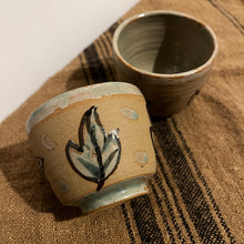 Charger l&#39;image dans la galerie, Duo de petites tasses à expresso en poterie
