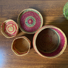 Charger l'image dans la galerie, Duo vintage de petits paniers artisanaux tressés
