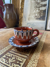 Charger l&#39;image dans la galerie, Duo de tasses à café en poterie bulgare vintage
