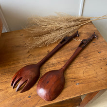 Charger l'image dans la galerie, Grands couverts à salade en bois vintage
