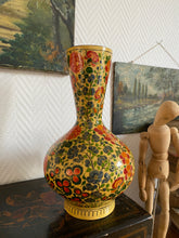 Charger l&#39;image dans la galerie, Vase jaune à fleurs en carton bouilli
