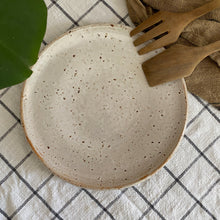 Charger l&#39;image dans la galerie, Assiettes à dessert et plat rond en grès
