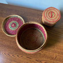 Charger l'image dans la galerie, Duo vintage de petits paniers artisanaux tressés
