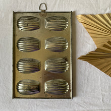 Charger l'image dans la galerie, Moule à madeleines en inox ancien
