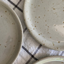 Charger l&#39;image dans la galerie, Assiettes à dessert et plat rond en grès
