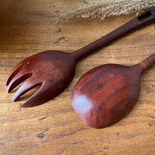 Charger l'image dans la galerie, Grands couverts à salade en bois vintage
