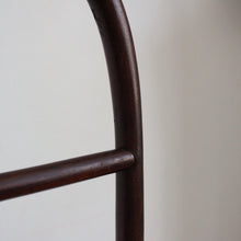 Charger l'image dans la galerie, Valet de chambre Fischel en bois courbé
