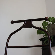 Charger l'image dans la galerie, Valet de chambre Fischel en bois courbé

