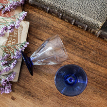 Charger l'image dans la galerie, Duo de verres cristallins soufflés Art Déco
