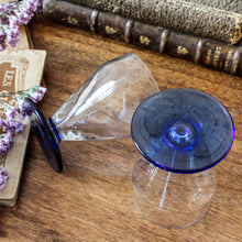 Charger l'image dans la galerie, Duo de verres cristallins soufflés Art Déco
