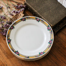 Charger l'image dans la galerie, Assiettes à dessert en porcelaine
