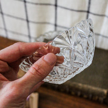 Charger l'image dans la galerie, Coupelles vintage en verre taillé
