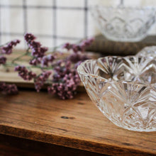 Charger l'image dans la galerie, Coupelles vintage en verre taillé
