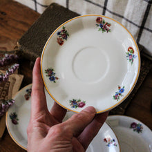 Charger l'image dans la galerie, Sous-tasses en porcelaine
