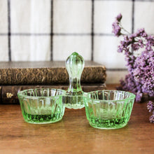 Charger l'image dans la galerie, Salière poivrière ancienne en verre vert
