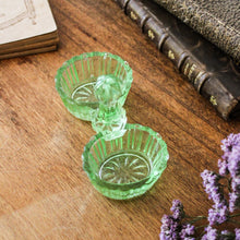 Charger l'image dans la galerie, Salière poivrière ancienne en verre vert
