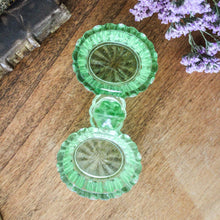 Charger l'image dans la galerie, Salière poivrière ancienne en verre vert
