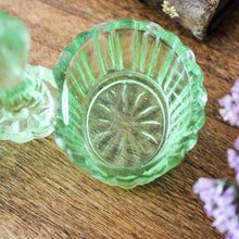 Charger l'image dans la galerie, Salière poivrière ancienne en verre vert
