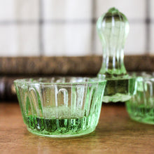 Charger l'image dans la galerie, Salière poivrière ancienne en verre vert
