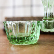 Charger l'image dans la galerie, Salière poivrière ancienne en verre vert
