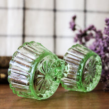 Charger l'image dans la galerie, Salière poivrière ancienne en verre vert
