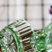 Charger l'image dans la galerie, Salière poivrière ancienne en verre vert
