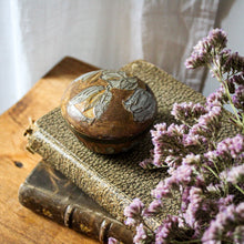 Charger l'image dans la galerie, Pilulier, boîte à bijoux vintage en laiton cloisonné
