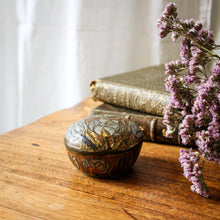Charger l'image dans la galerie, Pilulier, boîte à bijoux vintage en laiton cloisonné
