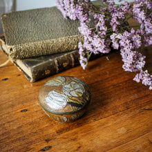 Charger l'image dans la galerie, Pilulier, boîte à bijoux vintage en laiton cloisonné
