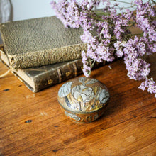 Charger l'image dans la galerie, Pilulier, boîte à bijoux vintage en laiton cloisonné
