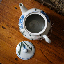 Charger l'image dans la galerie, Petite théière asiatique artisanale vintage
