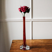 Charger l'image dans la galerie, Grand soliflore rouge vintage en verre
