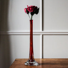 Charger l'image dans la galerie, Grand soliflore rouge vintage en verre

