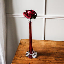 Charger l'image dans la galerie, Grand soliflore rouge vintage en verre
