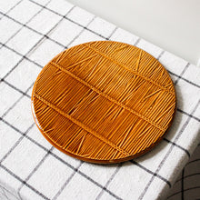 Charger l'image dans la galerie, Plat rond en barbotine "paille" vintage
